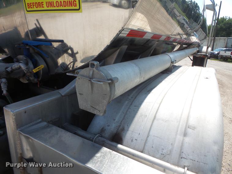 image for item DC4700 2006 West-Mark tank trailer