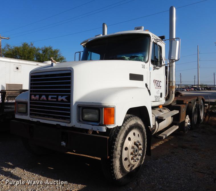 image for item DC5946 2001 Mack CH613 semi truck
