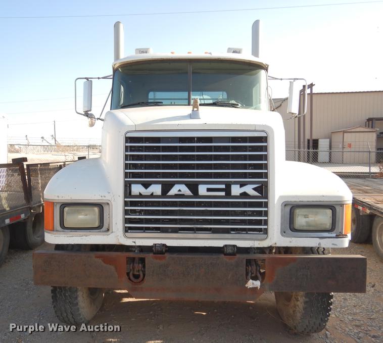 image for item DC5946 2001 Mack CH613 semi truck