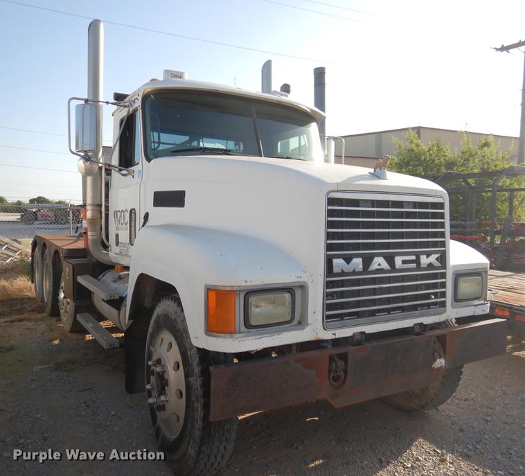 image for item DC5946 2001 Mack CH613 semi truck