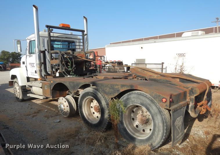 image for item DC5946 2001 Mack CH613 semi truck