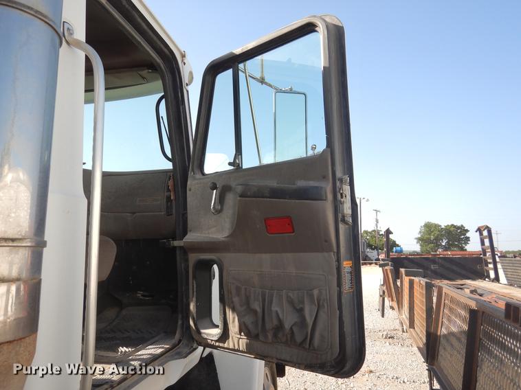 image for item DC5946 2001 Mack CH613 semi truck