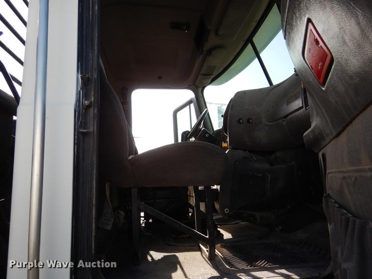 image for item DC5946 2001 Mack CH613 semi truck