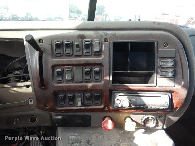 image for item DC5946 2001 Mack CH613 semi truck