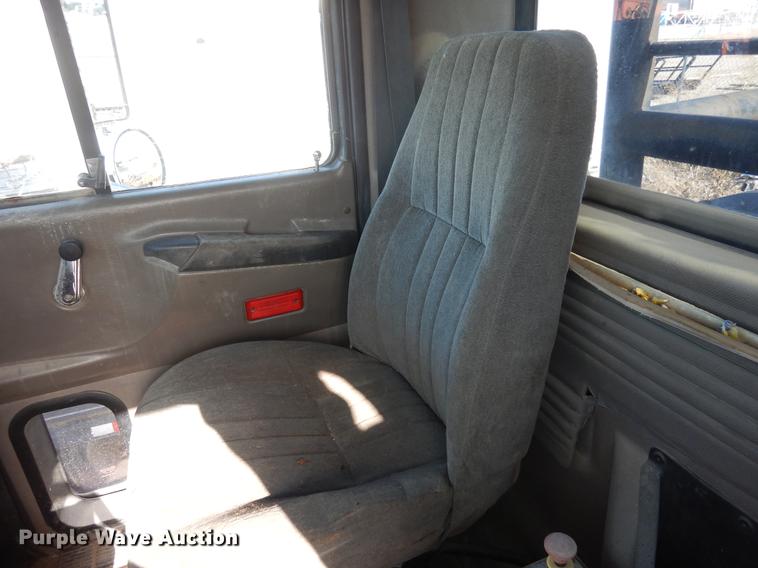 image for item DC5946 2001 Mack CH613 semi truck