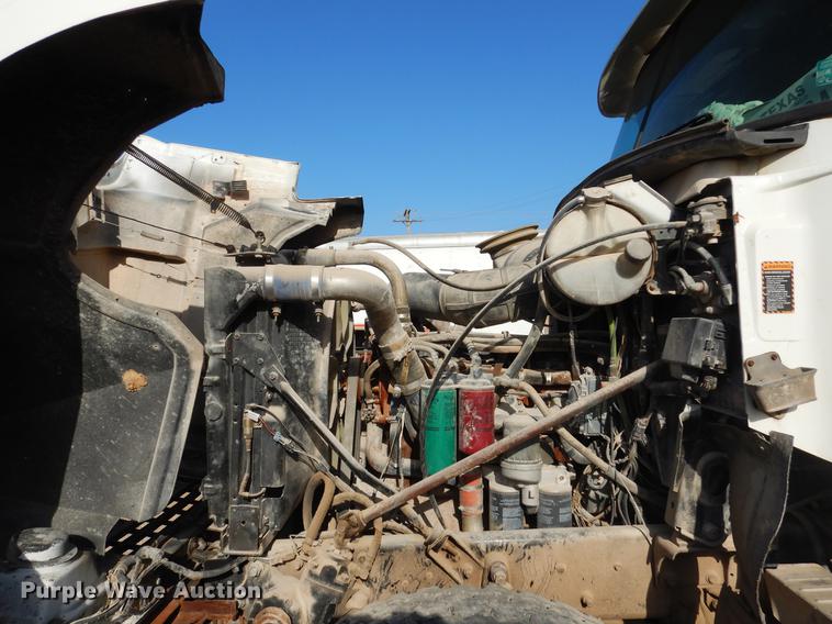 image for item DC5946 2001 Mack CH613 semi truck