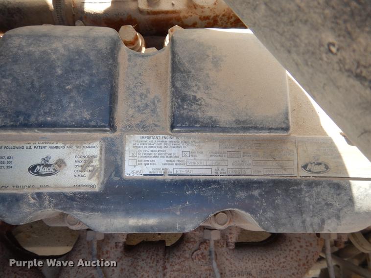 image for item DC5946 2001 Mack CH613 semi truck