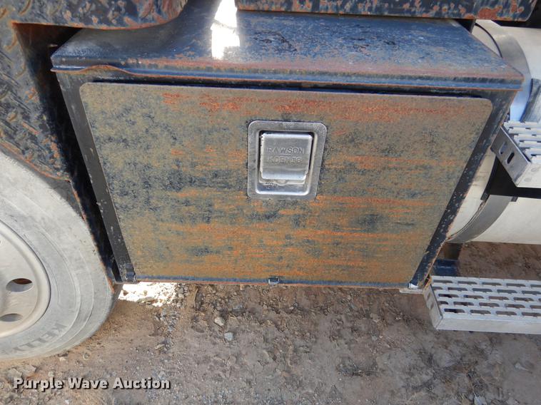 image for item DC5946 2001 Mack CH613 semi truck