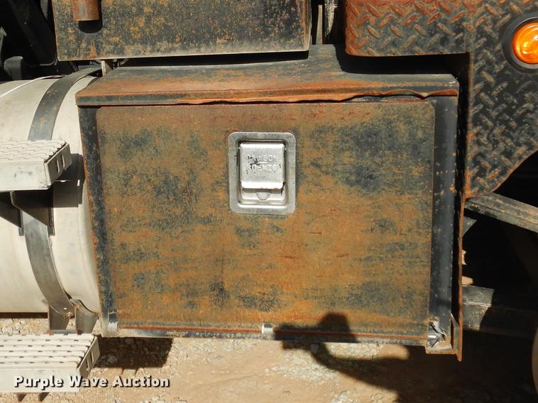 image for item DC5946 2001 Mack CH613 semi truck