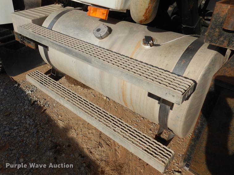 image for item DC5946 2001 Mack CH613 semi truck