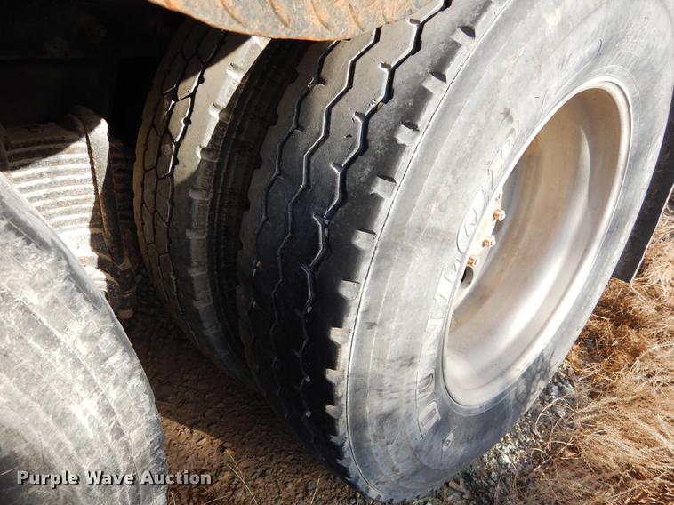 image for item DC5946 2001 Mack CH613 semi truck