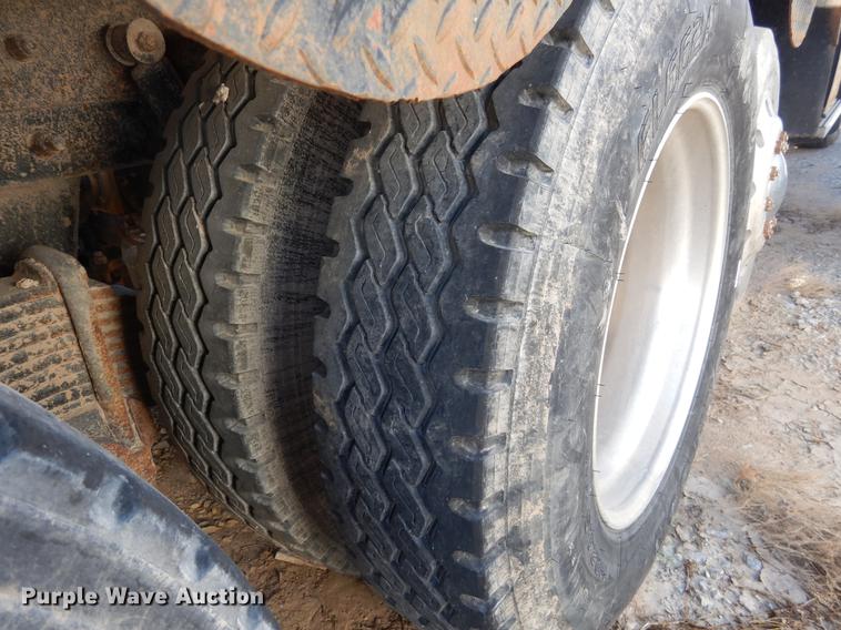 image for item DC5946 2001 Mack CH613 semi truck