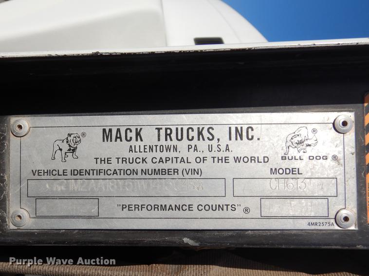 image for item DC5946 2001 Mack CH613 semi truck