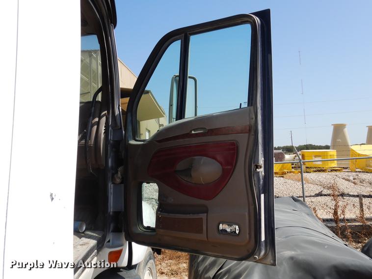 image for item DC5947 2006 Kenworth T2000 semi truck