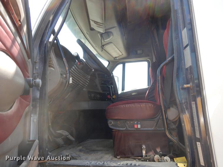 image for item DC5948 2005 Kenworth T2000 semi truck