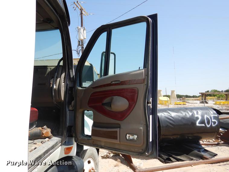 image for item DC5948 2005 Kenworth T2000 semi truck