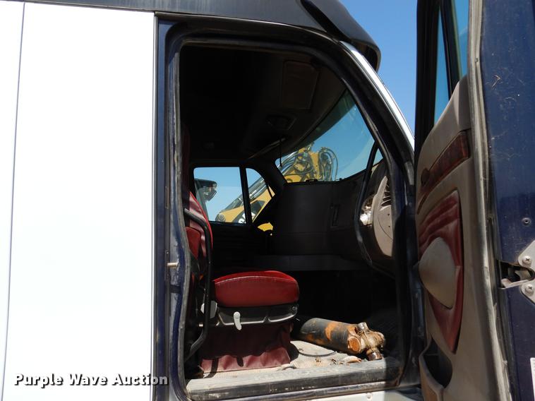 image for item DC5948 2005 Kenworth T2000 semi truck