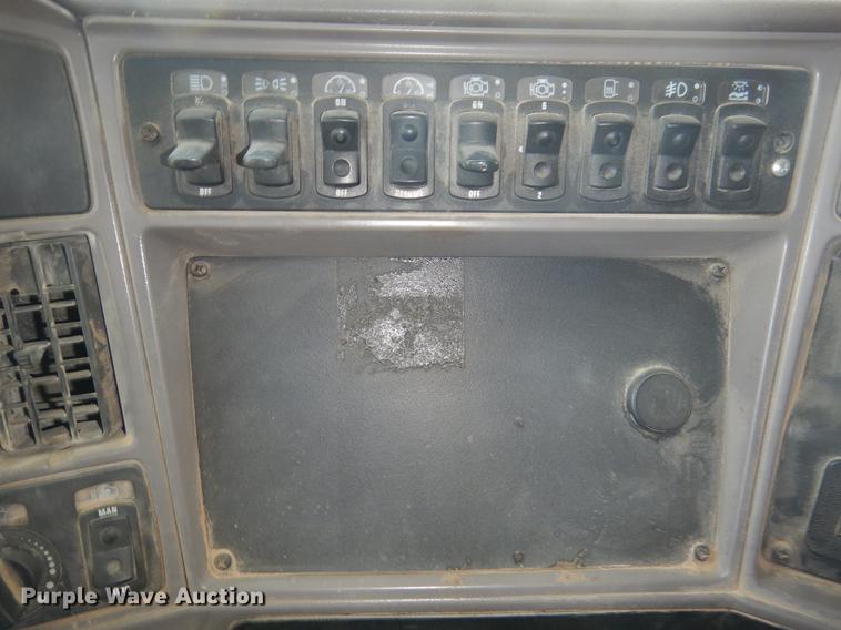 image for item DC5948 2005 Kenworth T2000 semi truck