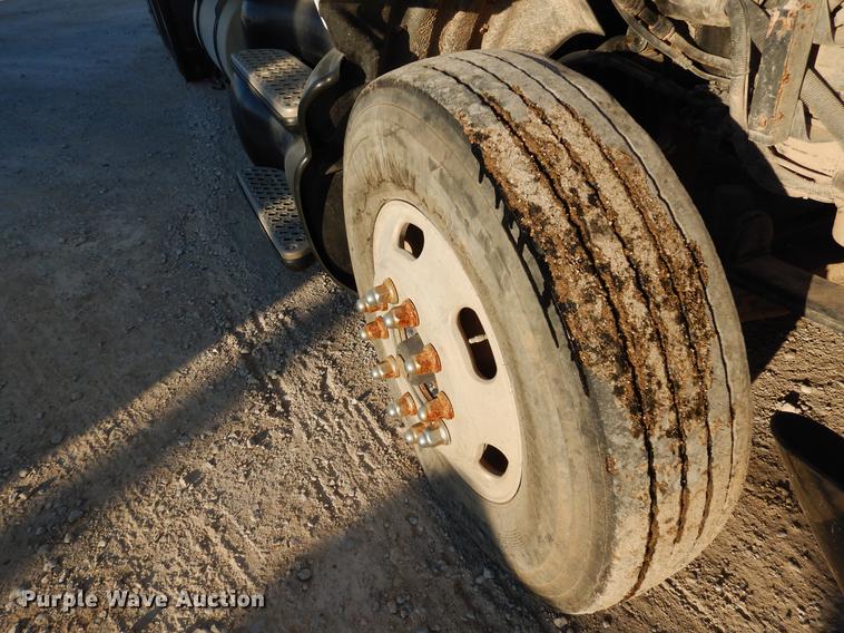 image for item DC5948 2005 Kenworth T2000 semi truck