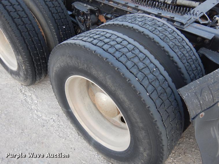 image for item DC5948 2005 Kenworth T2000 semi truck