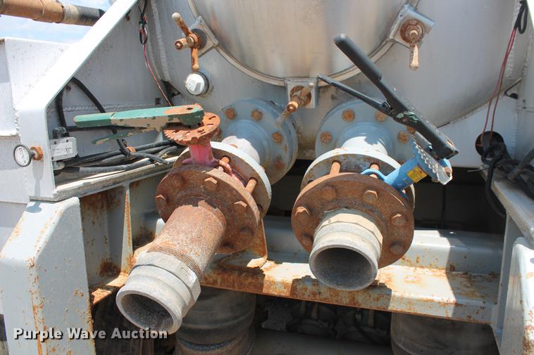 image for item DD4982 2013 Dragon 150BBL vacuum tank trailer