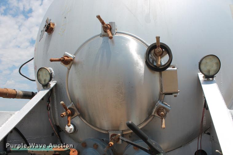 image for item DD4982 2013 Dragon 150BBL vacuum tank trailer