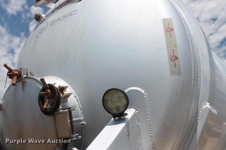 image for item DD4982 2013 Dragon 150BBL vacuum tank trailer