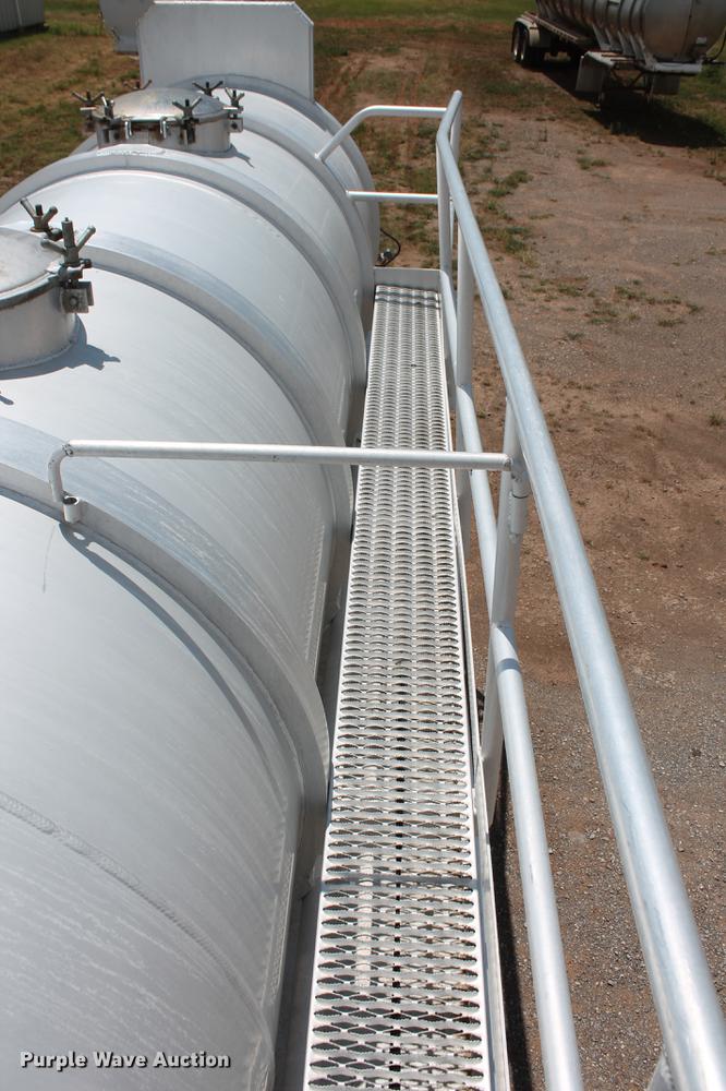 image for item DD4982 2013 Dragon 150BBL vacuum tank trailer