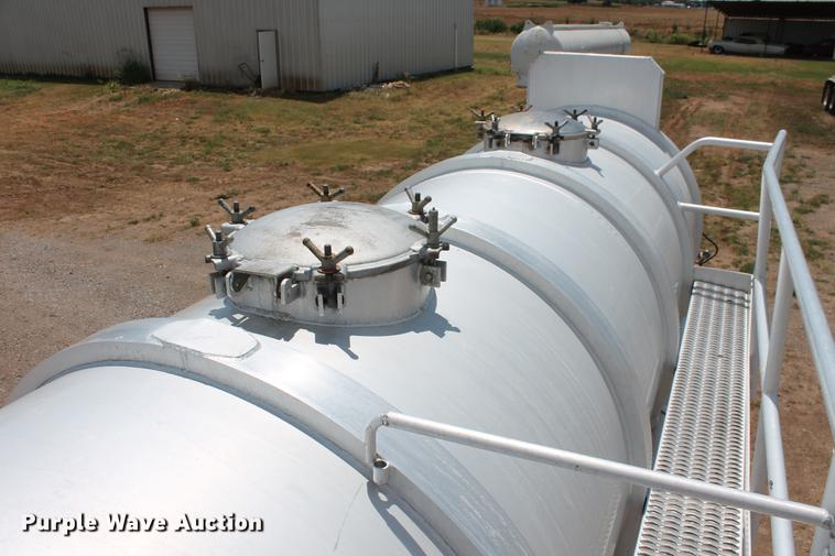 image for item DD4982 2013 Dragon 150BBL vacuum tank trailer