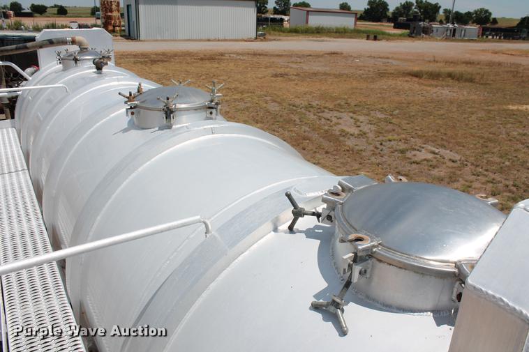 image for item DD4982 2013 Dragon 150BBL vacuum tank trailer