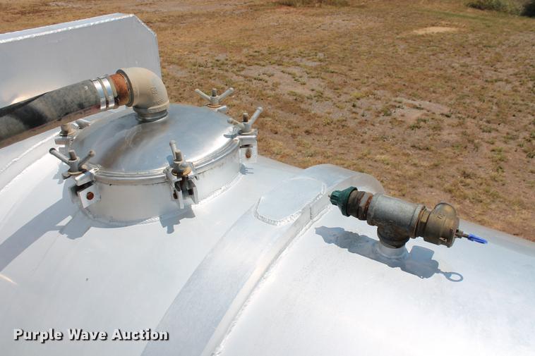 image for item DD4982 2013 Dragon 150BBL vacuum tank trailer