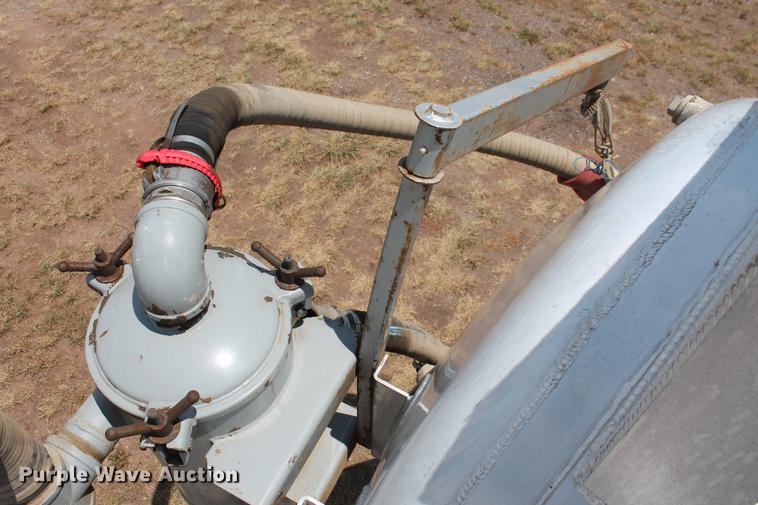 image for item DD4982 2013 Dragon 150BBL vacuum tank trailer