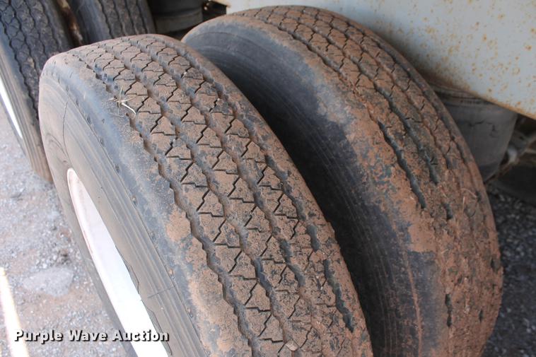 image for item DD4982 2013 Dragon 150BBL vacuum tank trailer