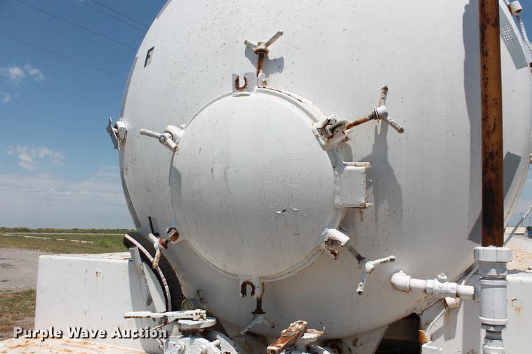 image for item DD4984 Menards 150BBL vacuum tank trailer