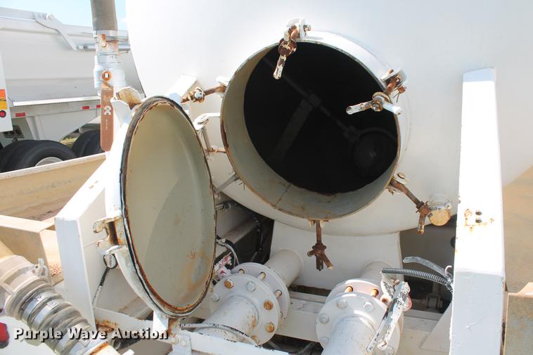 image for item DD4987 2014 Troxell 150BBL vacuum tank trailer