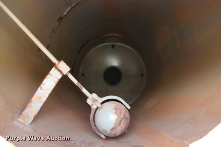 image for item DD4987 2014 Troxell 150BBL vacuum tank trailer