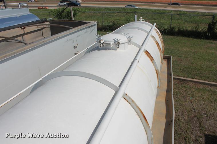image for item DD4987 2014 Troxell 150BBL vacuum tank trailer