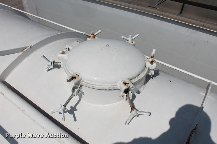 image for item DD4987 2014 Troxell 150BBL vacuum tank trailer