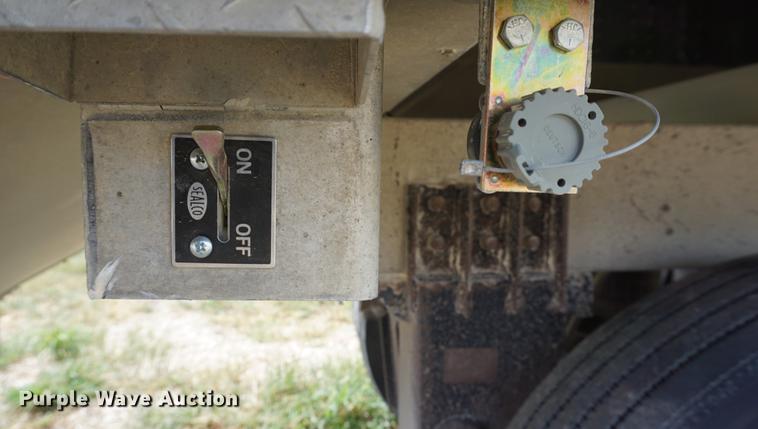 image for item DD7880 2006 Cornhusker 800ALSR Ultralight grain trailer