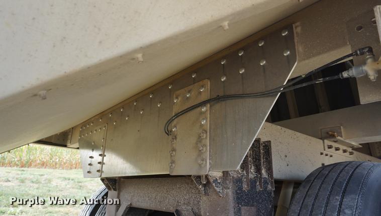 image for item DD7880 2006 Cornhusker 800ALSR Ultralight grain trailer