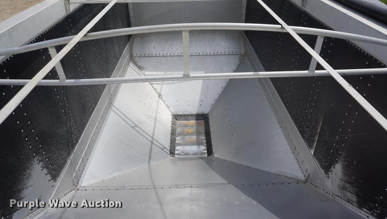 image for item DD7880 2006 Cornhusker 800ALSR Ultralight grain trailer