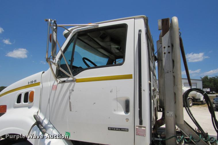 image for item DE0182 2001 Sterling Acterra semi truck