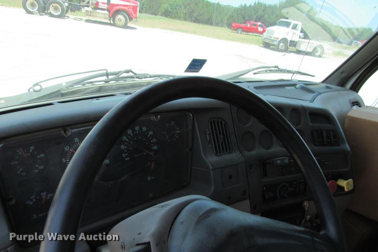 image for item DE0182 2001 Sterling Acterra semi truck