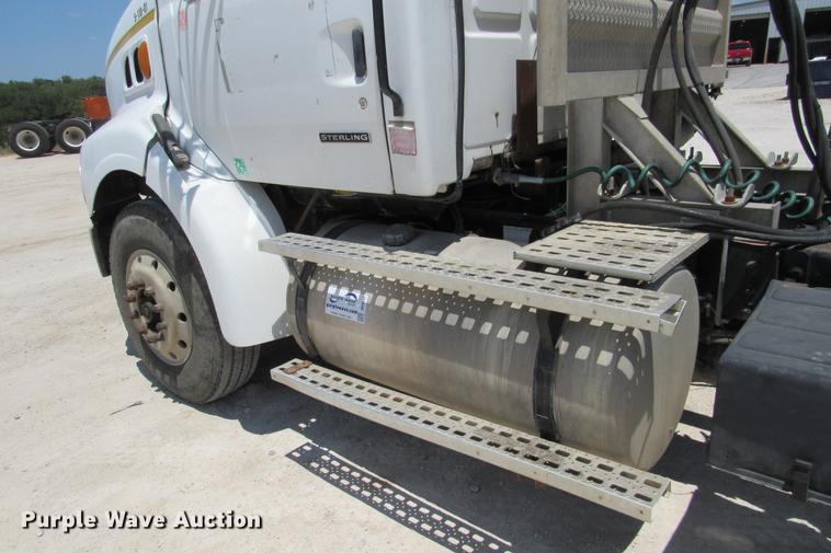 image for item DE0182 2001 Sterling Acterra semi truck