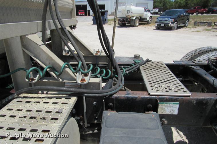 image for item DE0182 2001 Sterling Acterra semi truck