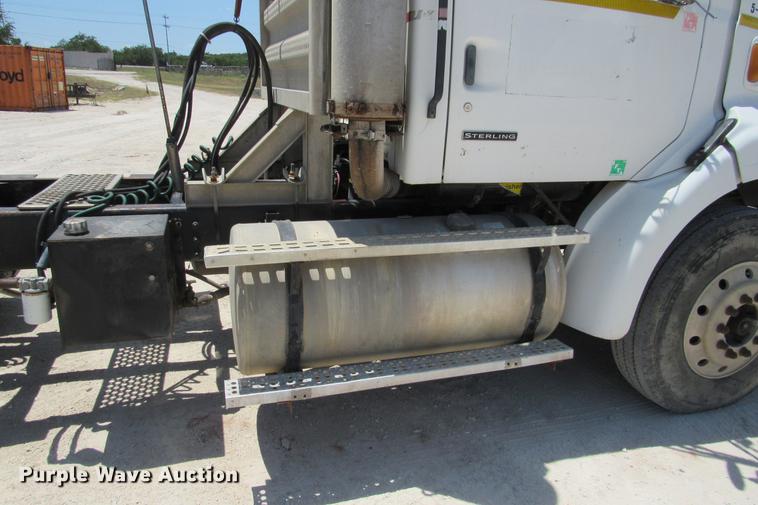 image for item DE0182 2001 Sterling Acterra semi truck