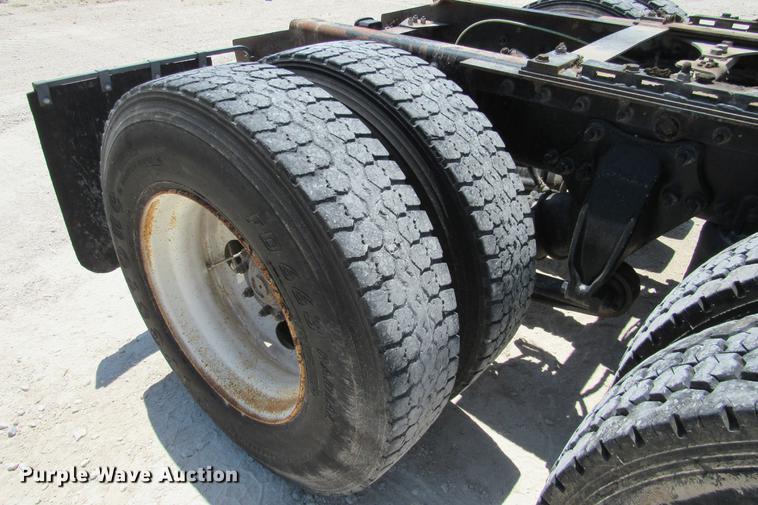 image for item DE0182 2001 Sterling Acterra semi truck