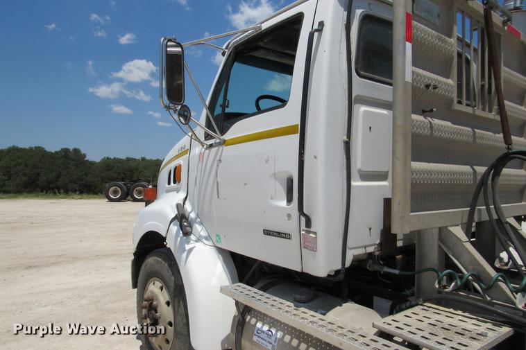 image for item DE0182 2001 Sterling Acterra semi truck