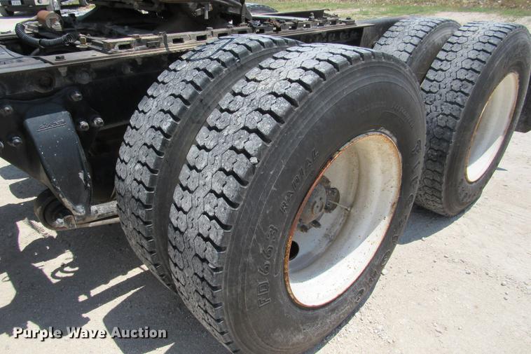 image for item DE0182 2001 Sterling Acterra semi truck