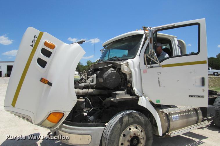 image for item DE0182 2001 Sterling Acterra semi truck